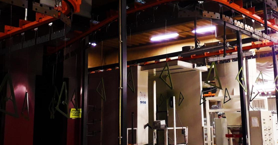 power and free, dropsecties, kettingbanen, kettingbaansysteem, monorailsysteem, GIS-takels, cleantrack, bovenloopkranen, zwenkkranen, intern transportsysteem, traversekranen, verdeelbrug, spuitrobots, peodercoatingstraat, poedercoatcabine, moffelovens, baden